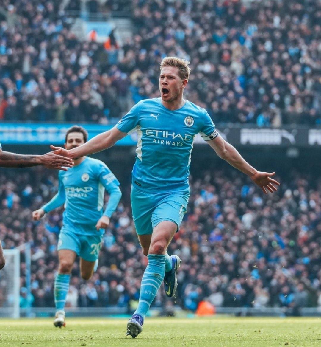 詹姆斯关键时刻连拿10分创赛季新高，头戴皇冠引球迷欢呼模仿